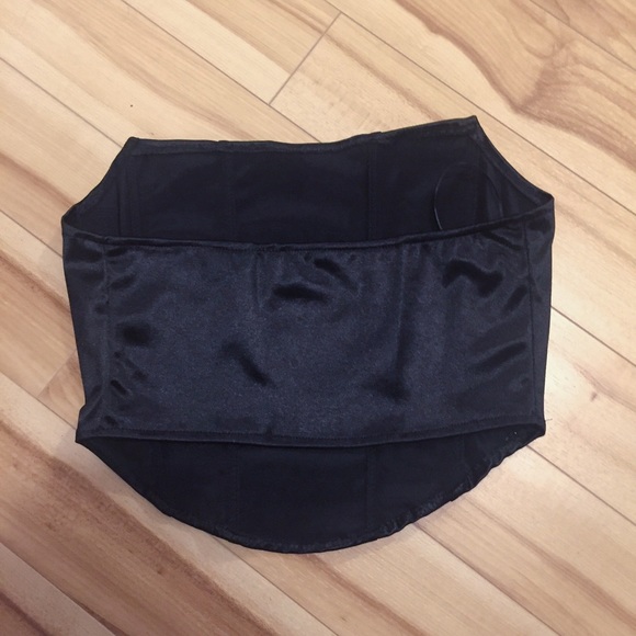 Black satin bone corset top โค๏ธ๐น - Picture 6 of 6
